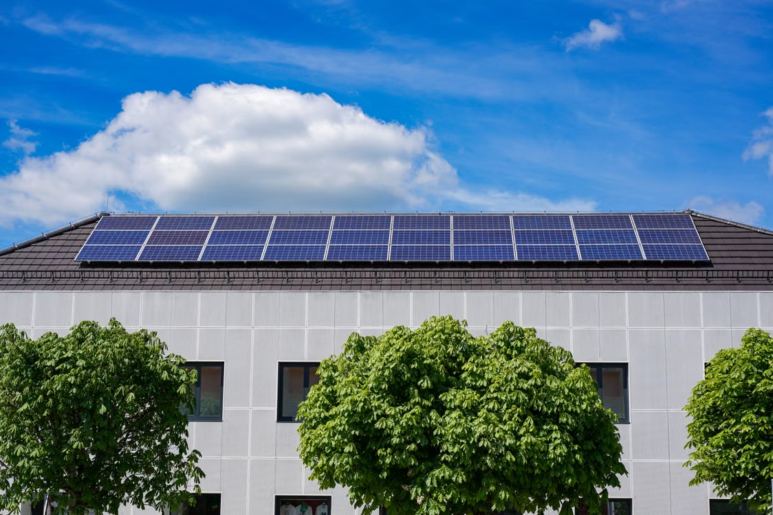 Kodėl saulės elektrinę turinčiam verslui verta svarstyti apie energijos kaupimą?